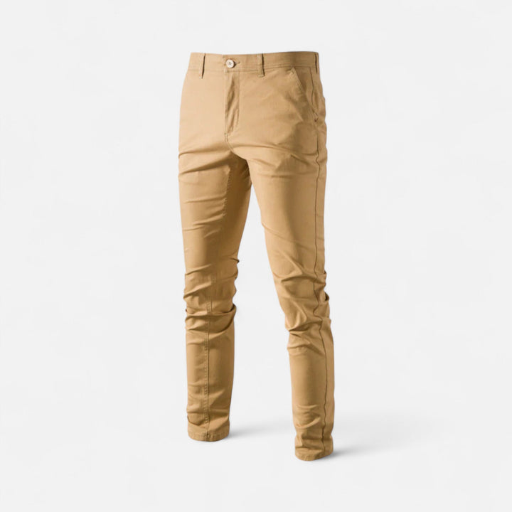 Närbild på tyget och sömnaden på dessa eleganta herrmode chinos