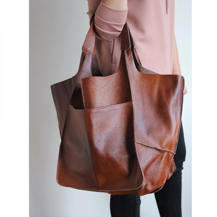 Brun vintage axelväska för dam med fina detaljer och handtag