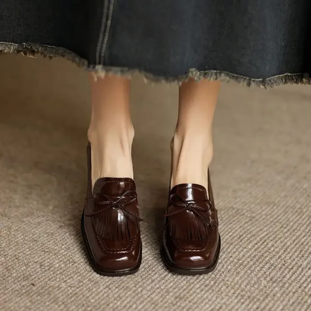 Snygga svarta loafers för kvinnor med tofsar och mönstrad yttersula