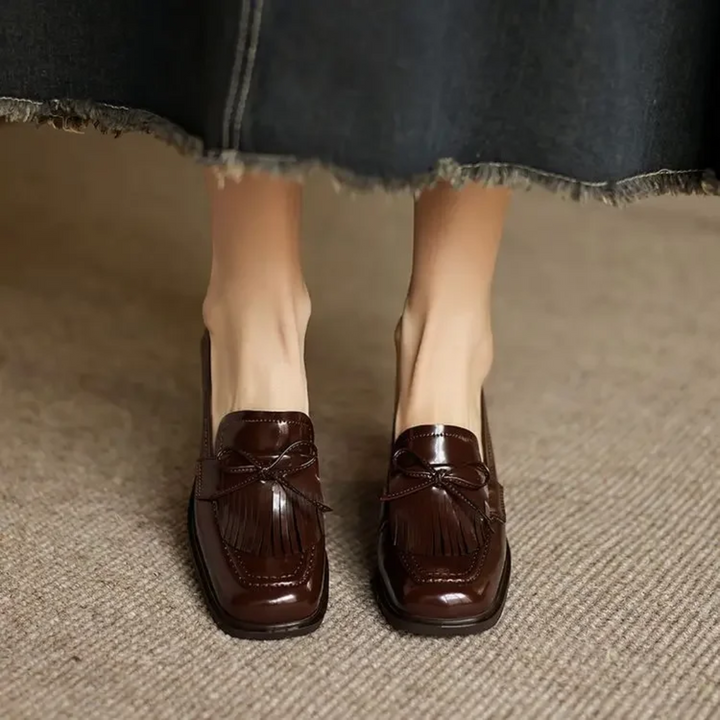 Snygga svarta loafers för kvinnor med tofsar och mönstrad yttersula
