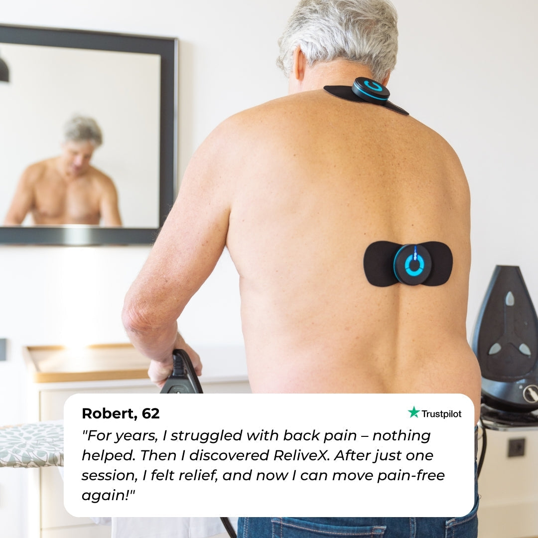 Man som använder NMES massager hemma