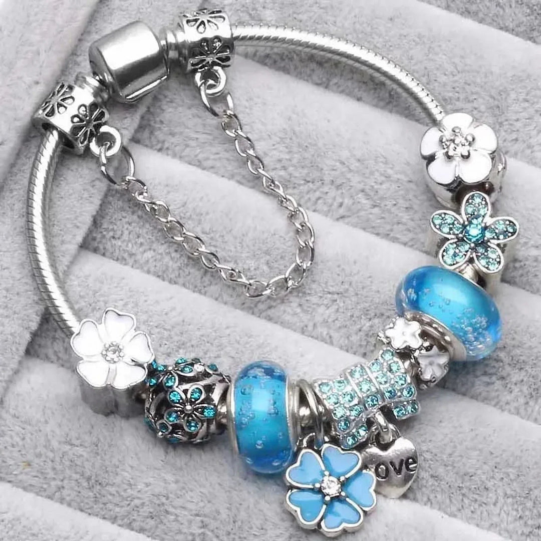 Detaljerad vy av blått charm-armband med gnistrande kristaller