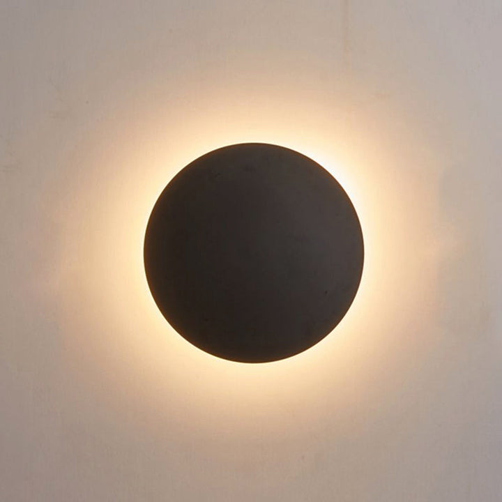 Stämningsfull LED-lampa fäst på vägg som sprider ett mjukt ljus i sovrummet