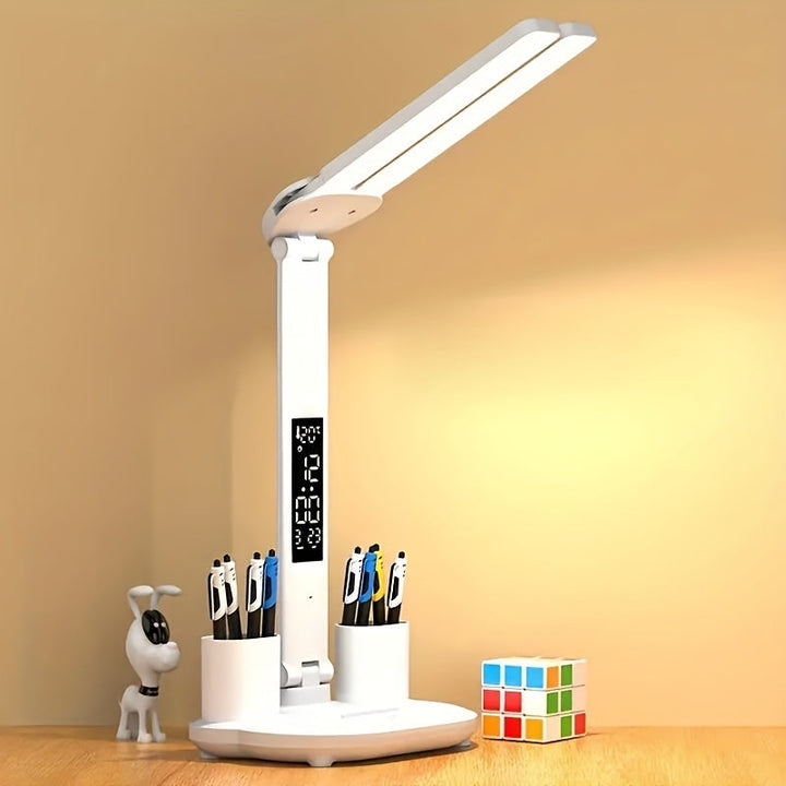 Vit LED-skrivbordslampa med dubbla huvuden och digital display på ett träbord