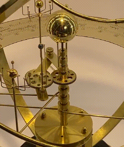 Detaljbild på solsystem modell orrery med planeter och sol