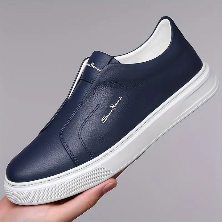 Snygg sida på marinblå slip-on skor för stilmedvetna män