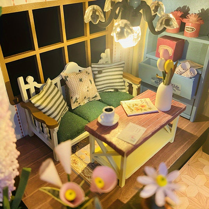 Närbild på det mysiga vardagsrummet i miniatyrhuset med soffa och soffbord