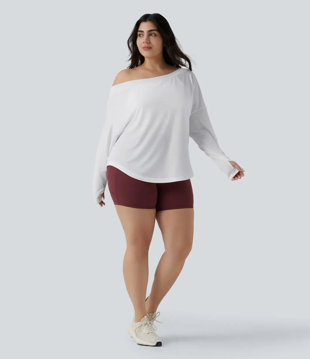 Komplett träningsoutfit med enaxlad långärmad damöverdel och inbyggd BH