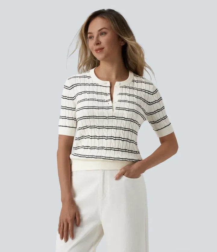 Dam som bär en kortärmad randig Henley-tröja framifrån