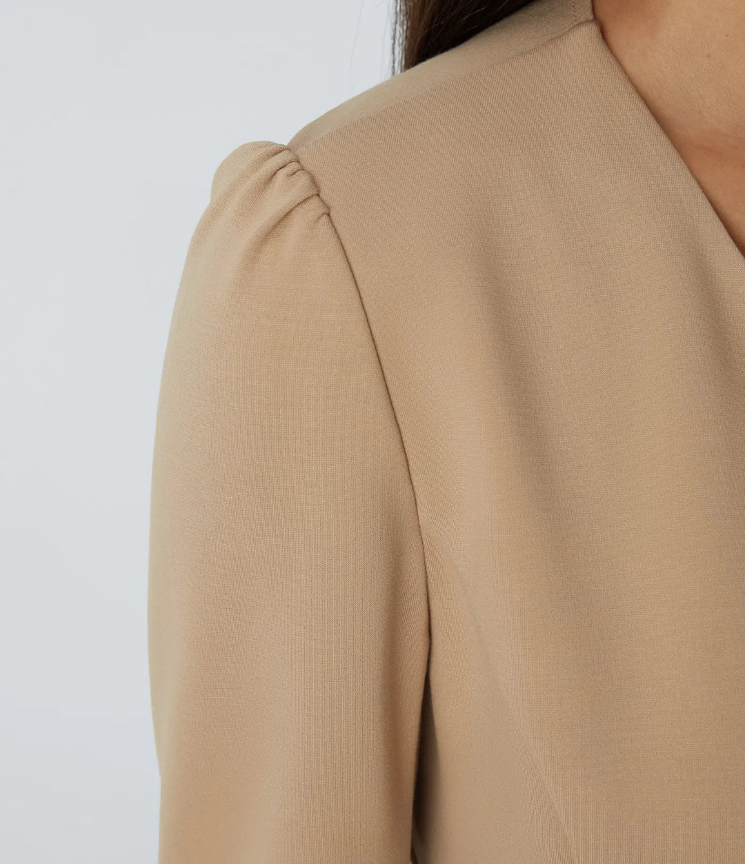 Bakre vy av elegant damkavaj för professionell kontorsstil