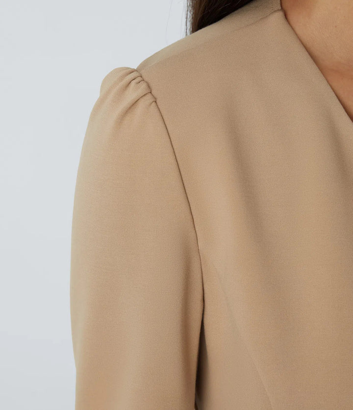 Bakre vy av elegant damkavaj för professionell kontorsstil