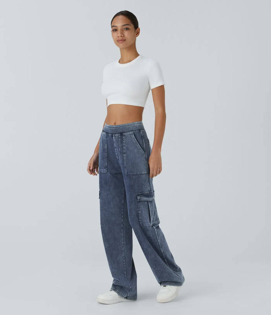 Bekväma damjeans med medelhög midja, raka ben och athleisure-stil