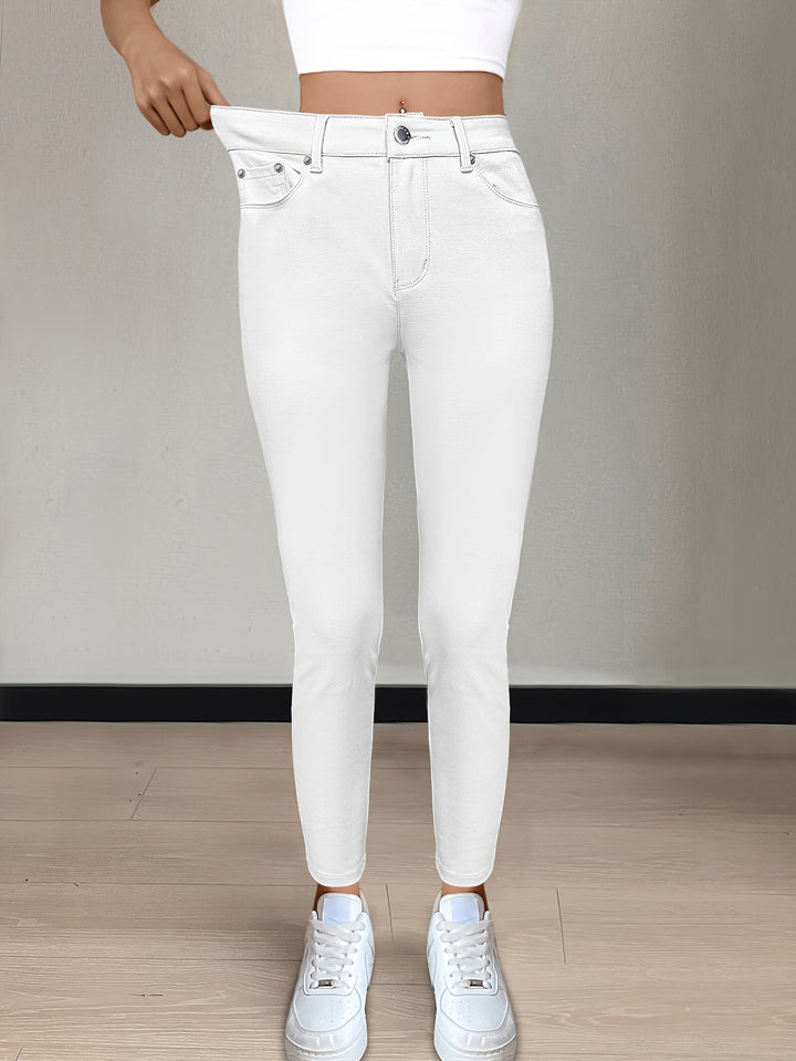 Närbild på grön denimstruktur för stretchiga byxor