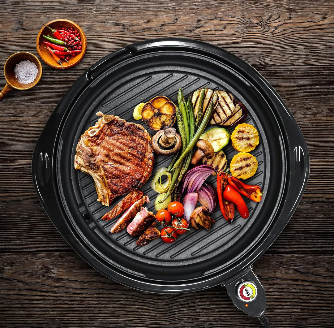 Matlagning inomhus med röklös grill för kött och grönsaker