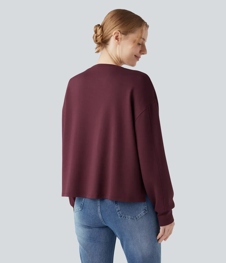 Kvinna i mörkröd långärmad sweatshirt bakifrån