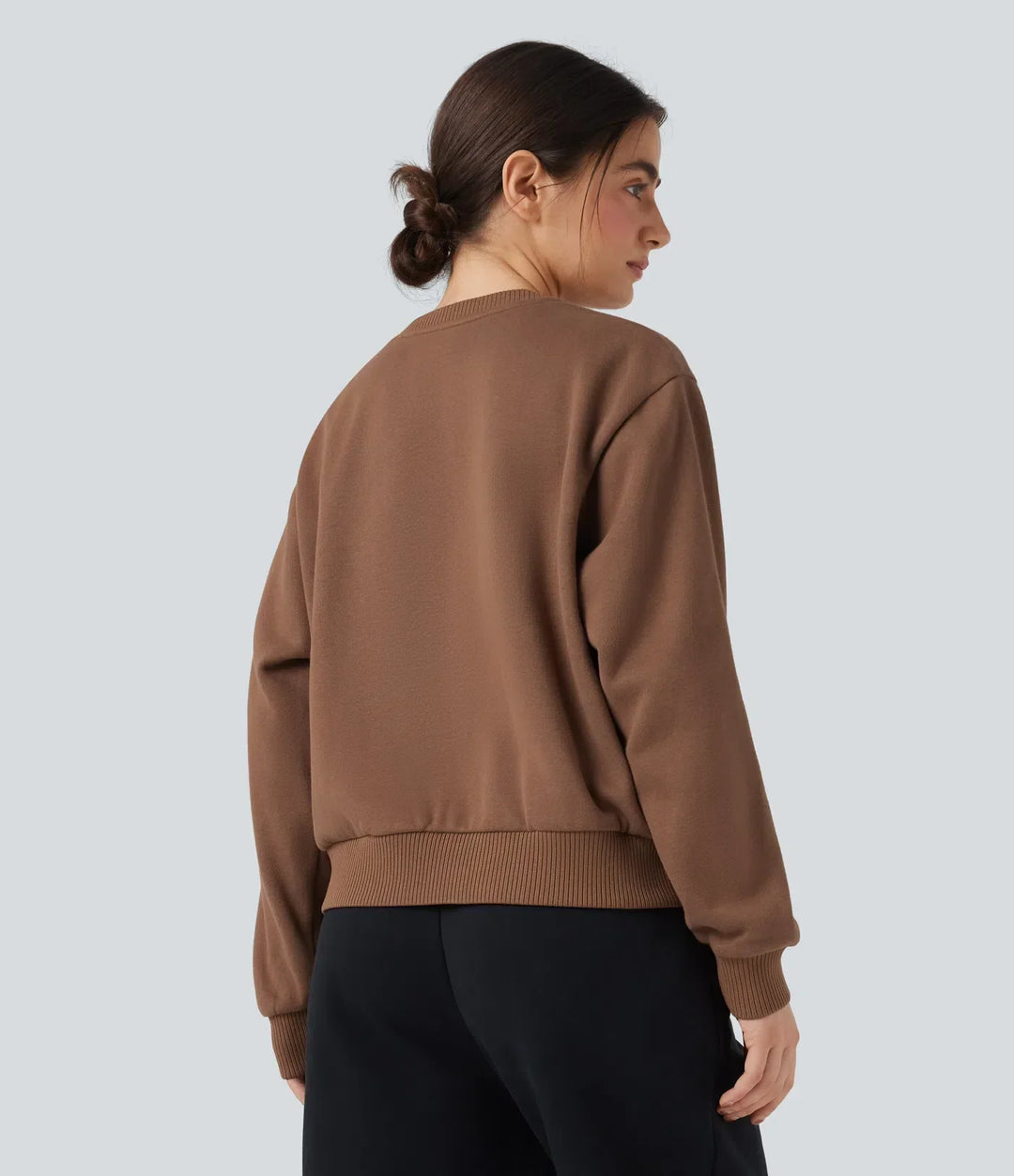 Baksidesvy av brun långärmad dam sweatshirt
