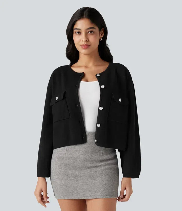 Modell som bär svart långärmad cardigan med fickor framifrån