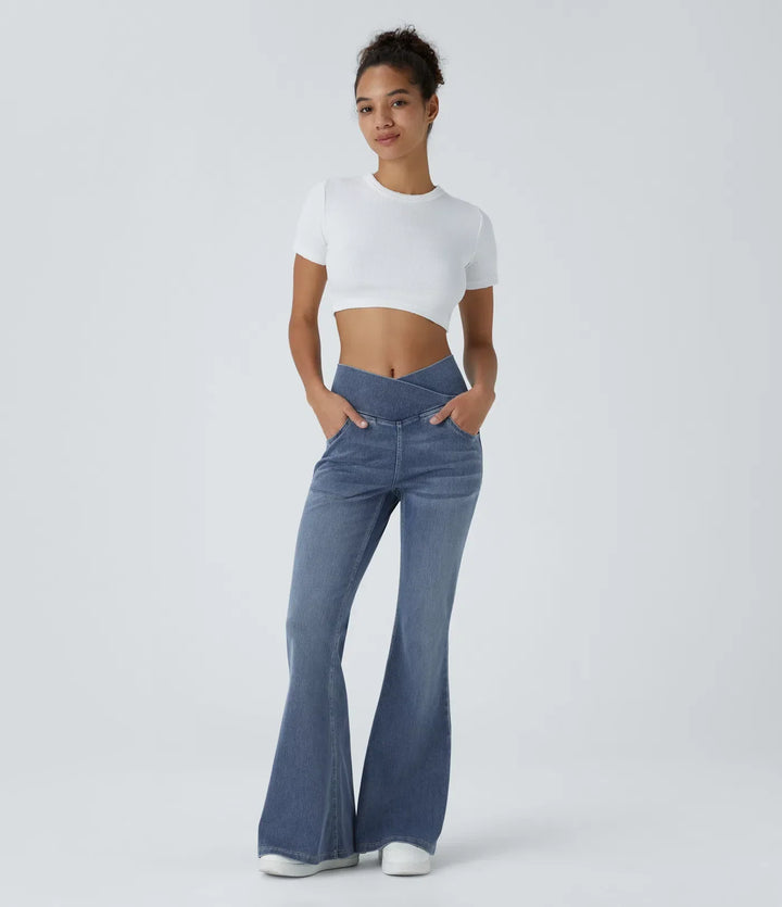 Närbild på tyg och sömmar i stretchiga damjeans med hög midja