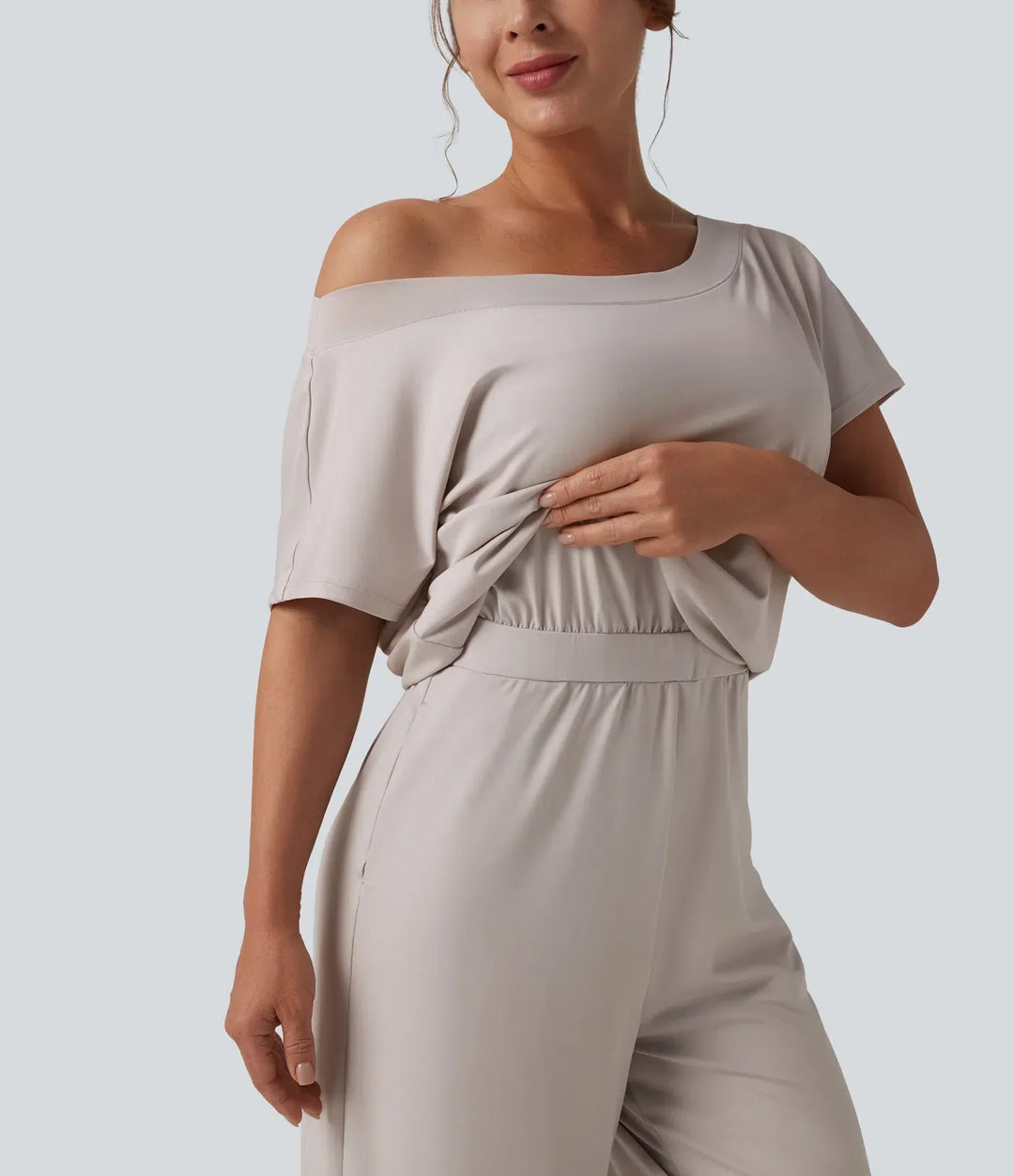 Svart jumpsuit för dam med enaxlad design och feminin slits