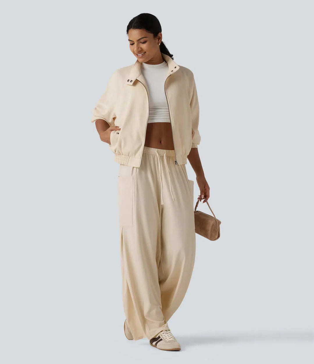Beige damjacka i stilren modell med långa ärmar och hög krage