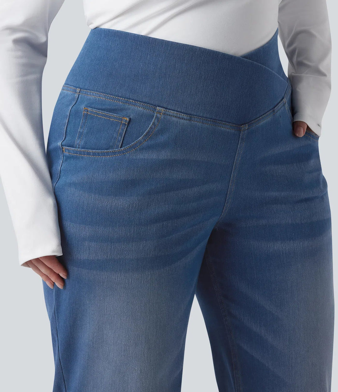 Trendiga denimbyxor för dam med magkontroll och crossover-detalj