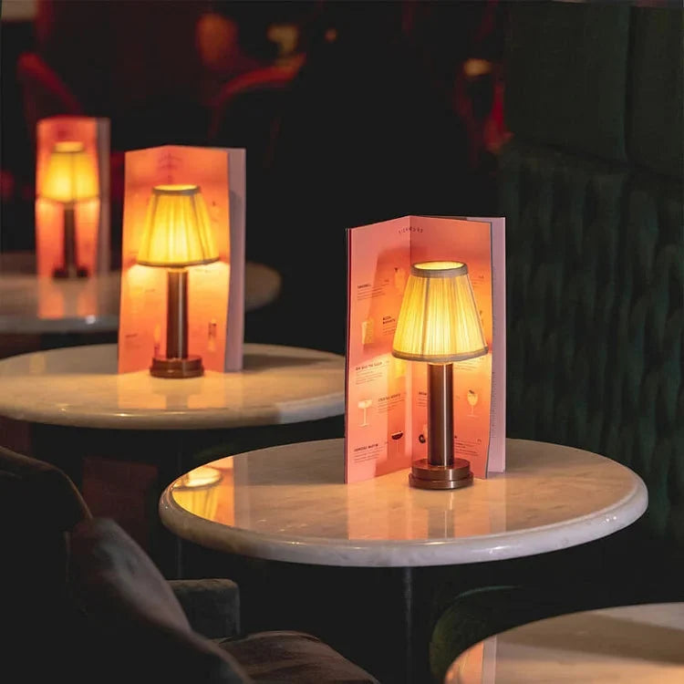 Laddningsbar LED-bordslampa redo att användas på altanen eller uteplatsen