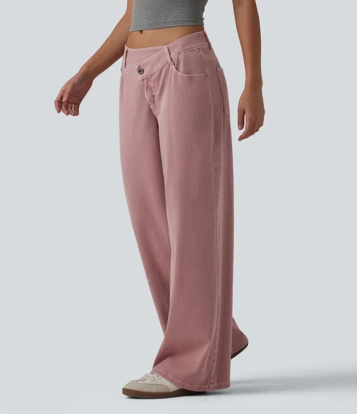 Sida av dam i färgstarka jeans med asymmetrisk midja