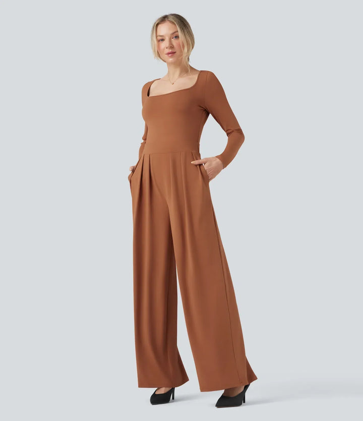 Brun jumpsuit med vida ben och fickor visad på modell