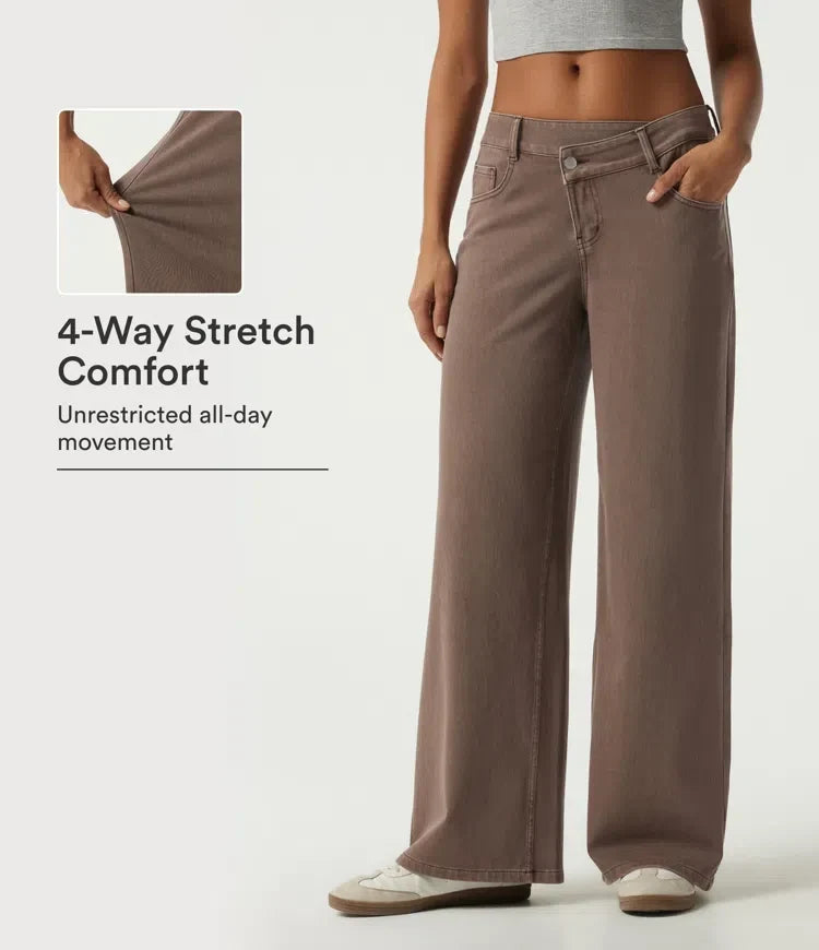 Modell i bruna damjeans med låg midja och vida ben samt 4-vägsstretch