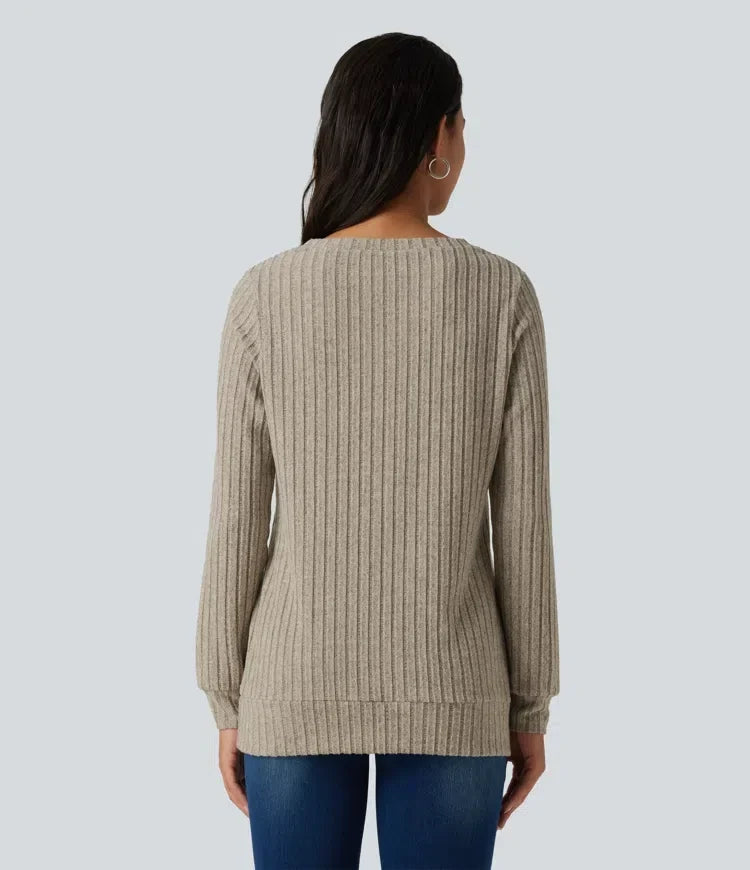 Kvinna som bär beige ribbstickad v-ringad långärmad tröja bakifrån