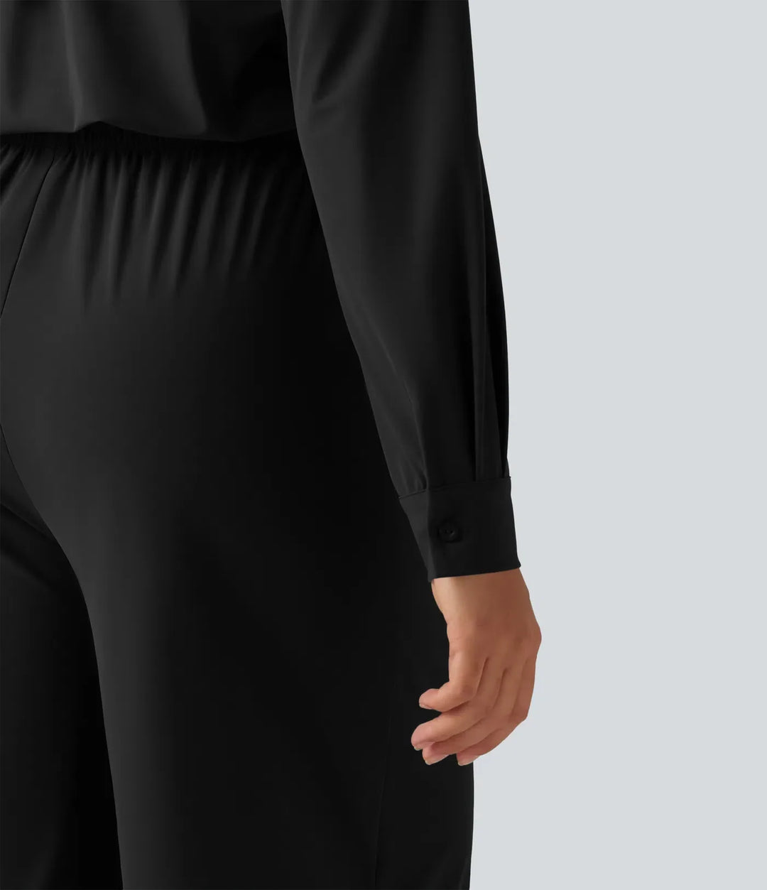 Detaljbild på krage och diskreta knappar på långärmad vardagsjumpsuit