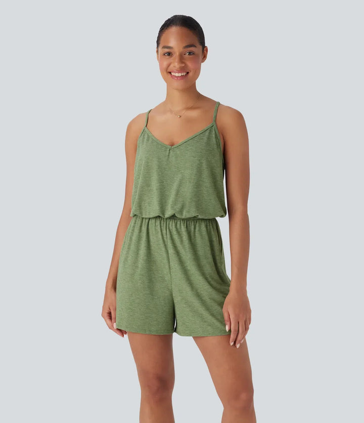 Helbild på grön jumpsuit för dam som visar den lediga silhuetten och designen.