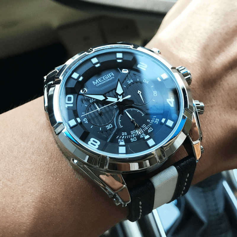 Slitstark militärklocka med läderrem