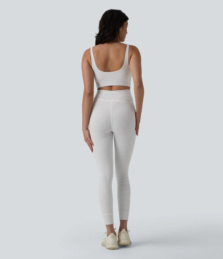 Baksida av randig yoga jumpsuit för dam med U-ringning