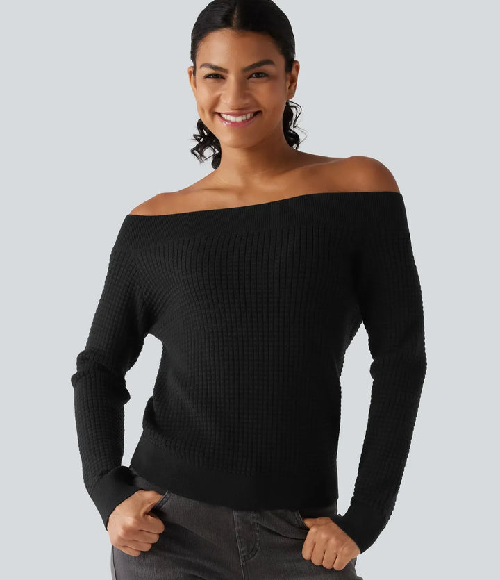 Baksida av långärmad damtröja med off-shoulder skärning