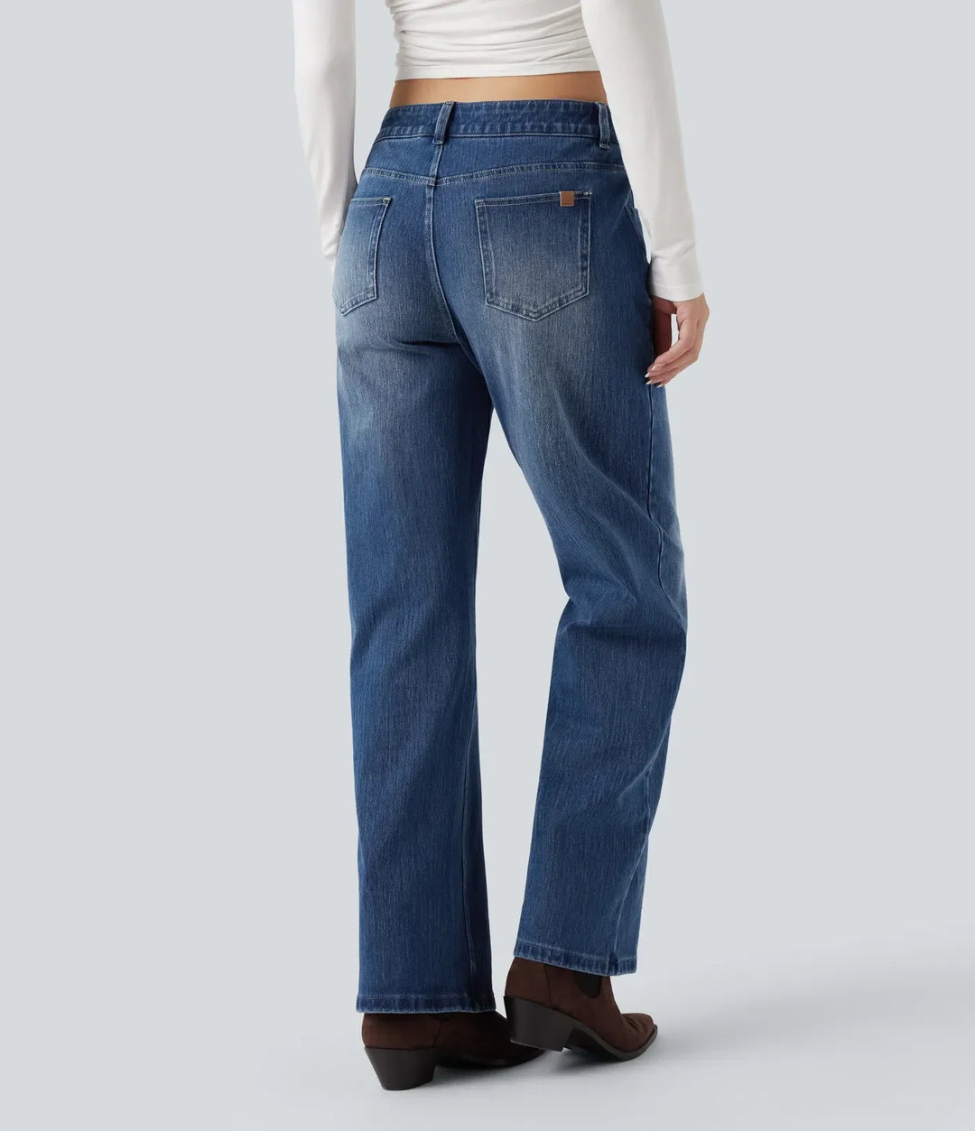 Modell i bekväma vardagsbyxor och stretchiga damjeans