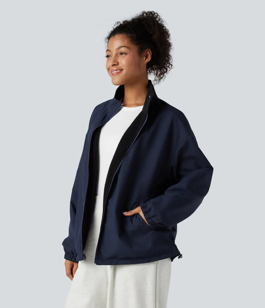 Beige vändbar damjacka med långa ärmar och hög krage