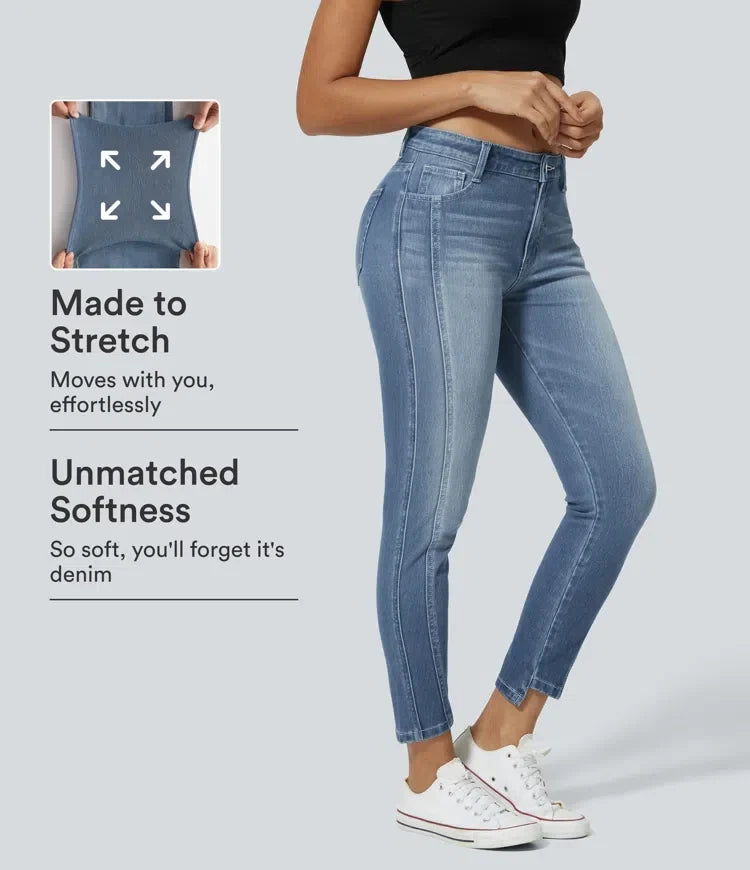 Närbild som visar det stretchiga tyget på damernas skinny jeans