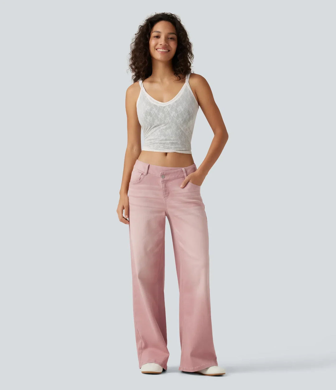 Stilren outfit med vida damjeans och låg midja