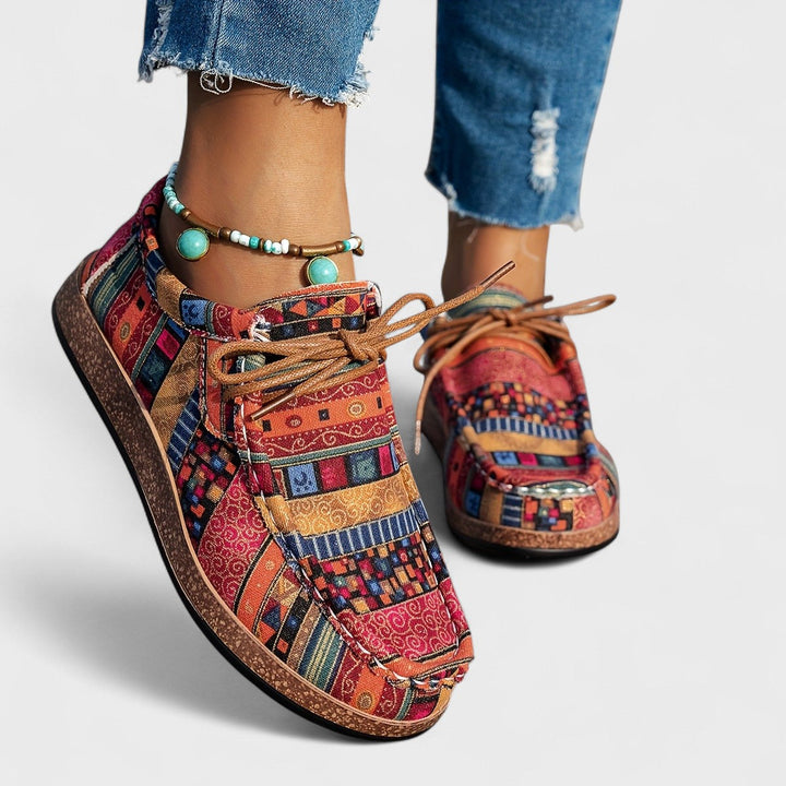 Närbild på mönstrade röda ortopediska sneakers för dam med snörning