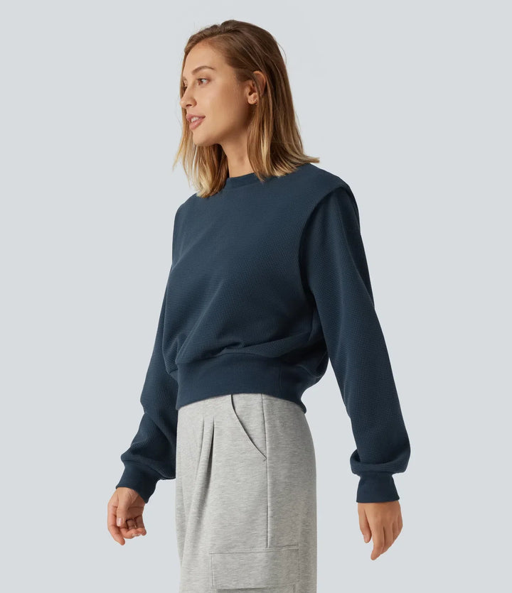 Sida av dam sweatshirt med struktur och rund hals