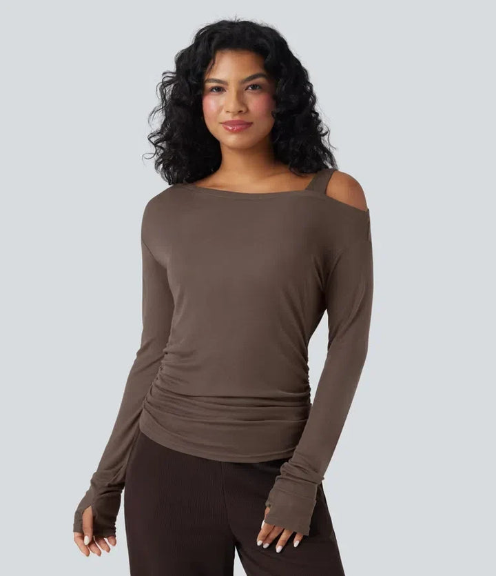 Framifrån modell i brun asymmetrisk långärmad t-shirt för dam