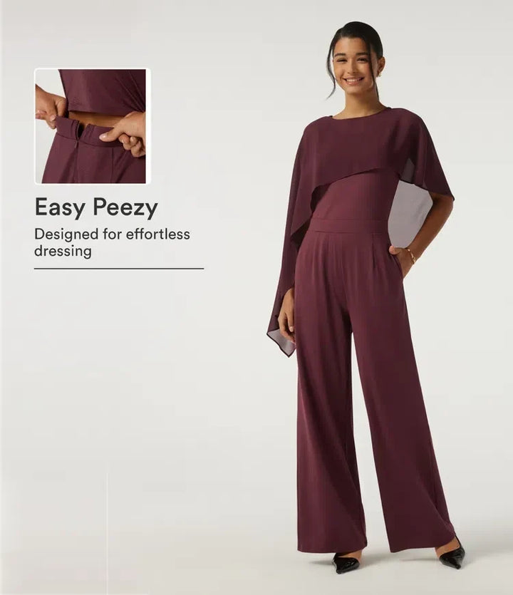 Kvinna som bär en elegant mörklila asymmetrisk jumpsuit med vida ben och fickor framifrån