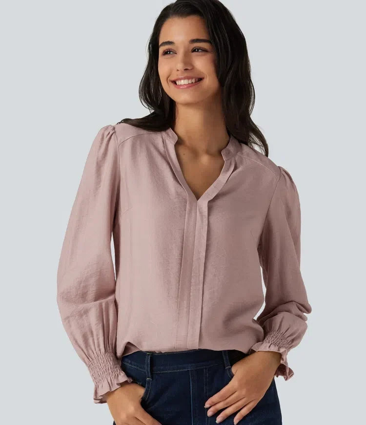Kvinna i rosa V-ringad blus med lång puffärm framifrån