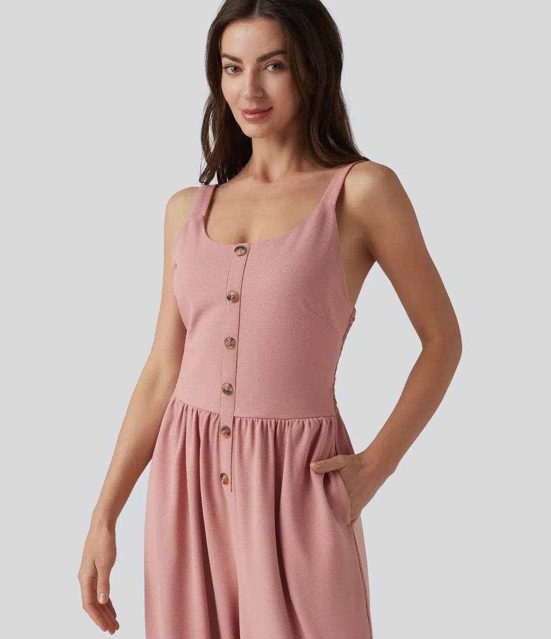Stilren ärmlös damjumpsuit i lätt tyg för sommarmode