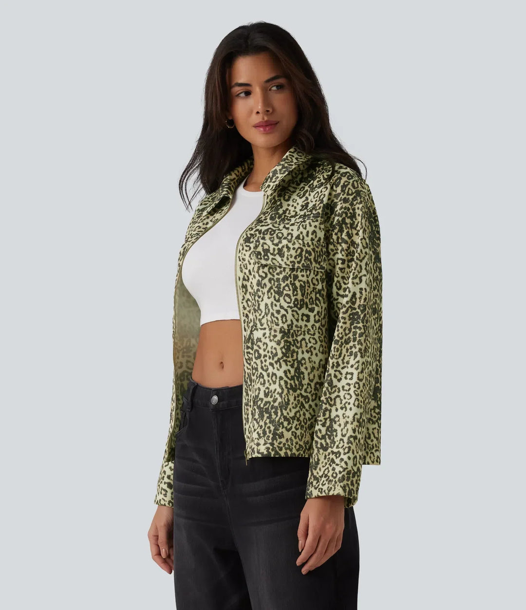 Halvkroppsbild i profil av modell i leopardmönstrad jacka