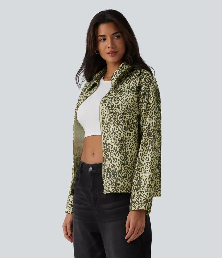 Halvkroppsbild i profil av modell i leopardmönstrad jacka