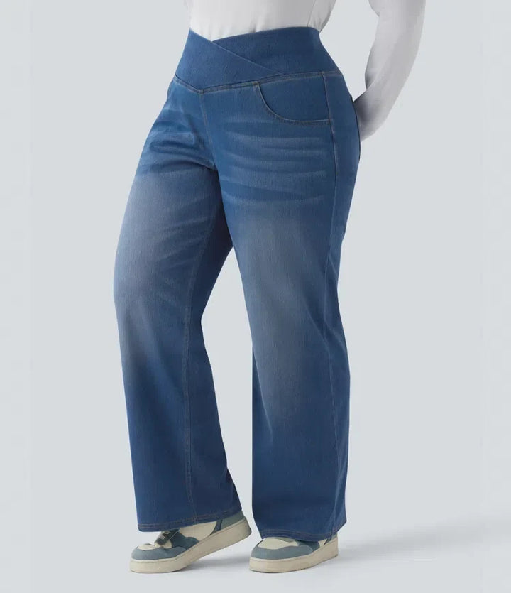 Närbild på de blå damjeansen med snygg omlottlinning framtill