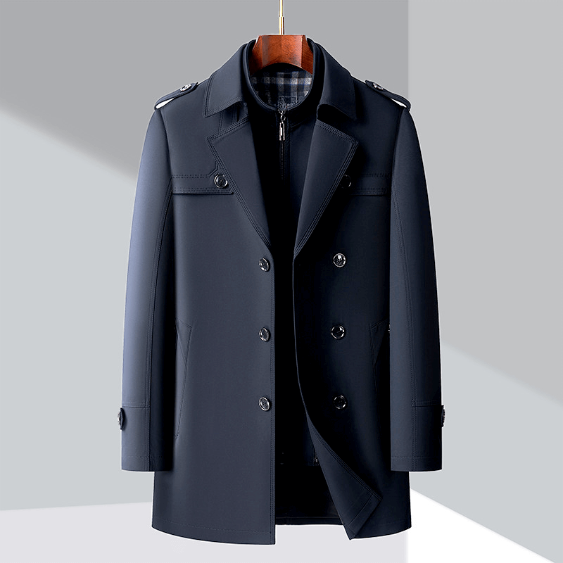 Blå dubbelknäppt trenchcoat för herrar hängande på galge