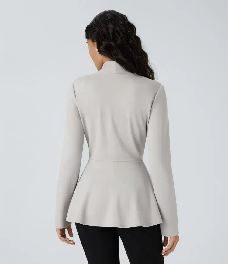 Baksidesvy av elegant ljusgrå damjacka med peplum-skärning